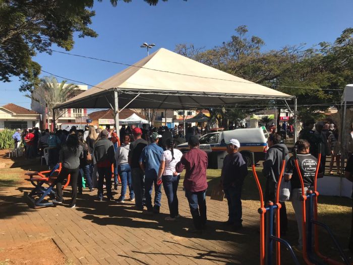 FAMÍLIA NA PRAÇA REÚNE CENTENAS DE PESSOAS.